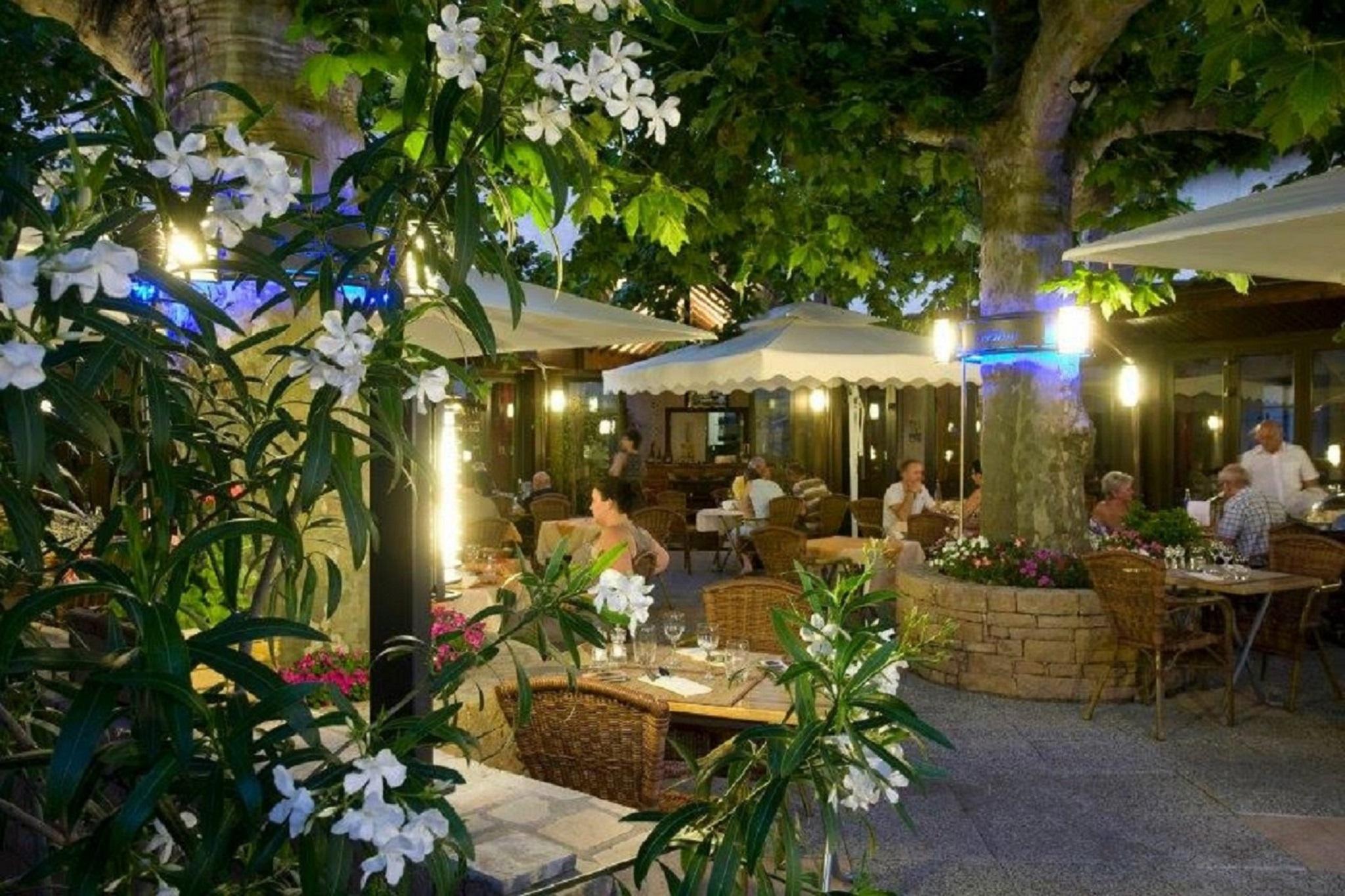 Logis Hotel Tante Yvonne & Son Restaurant Semi-Gastronomique - Lyon Nord Quincieux Bagian luar foto