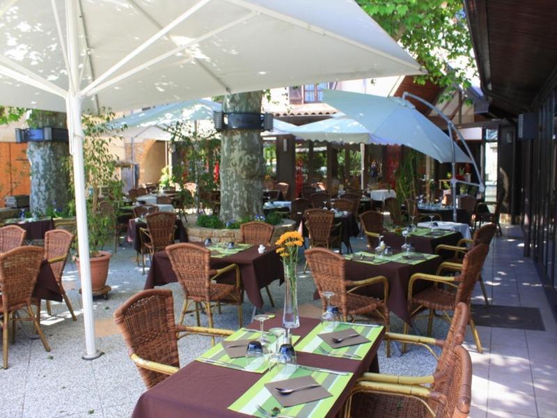 Logis Hotel Tante Yvonne & Son Restaurant Semi-Gastronomique - Lyon Nord Quincieux Bagian luar foto
