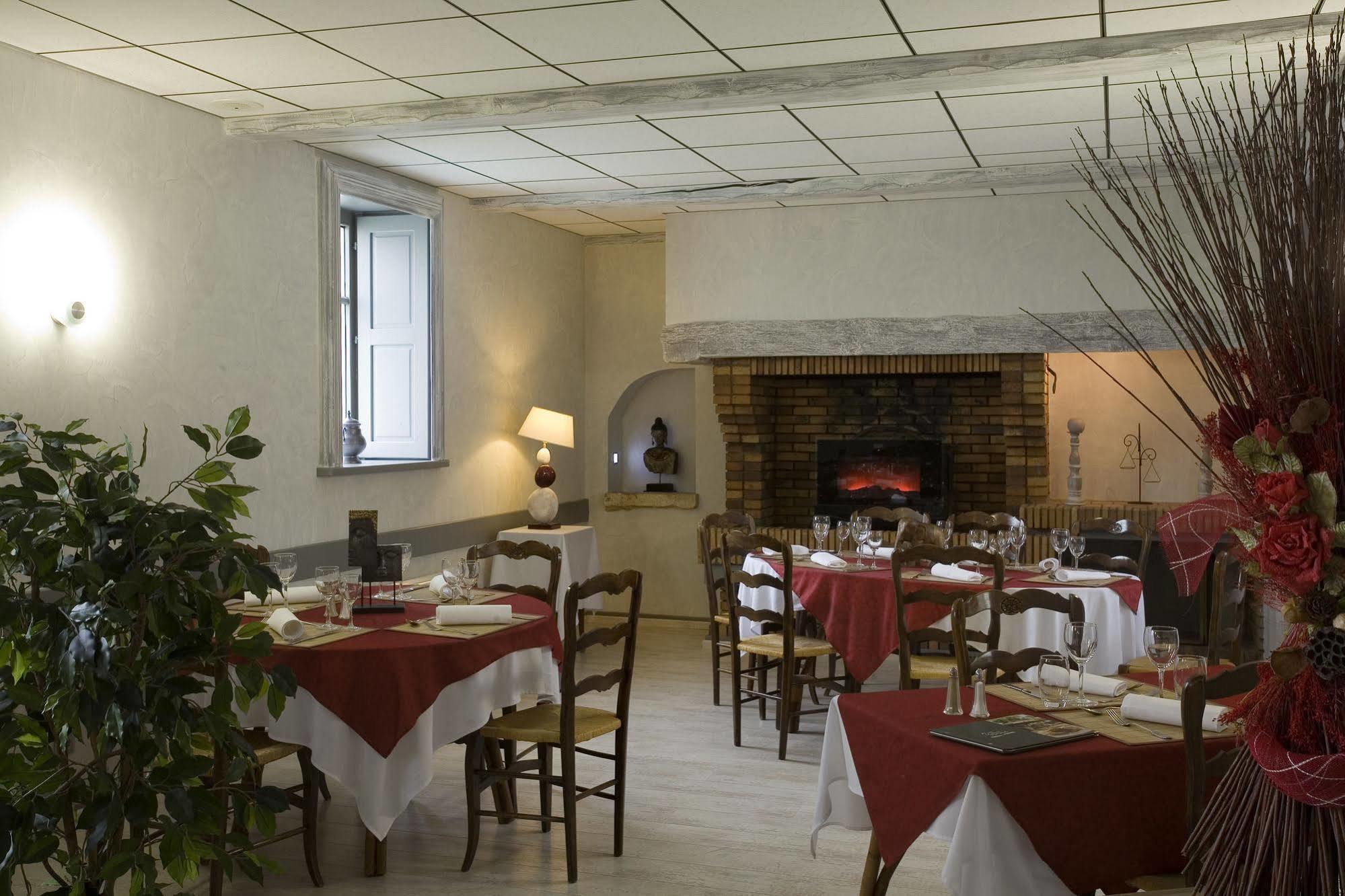 Logis Hotel Tante Yvonne & Son Restaurant Semi-Gastronomique - Lyon Nord Quincieux Bagian luar foto