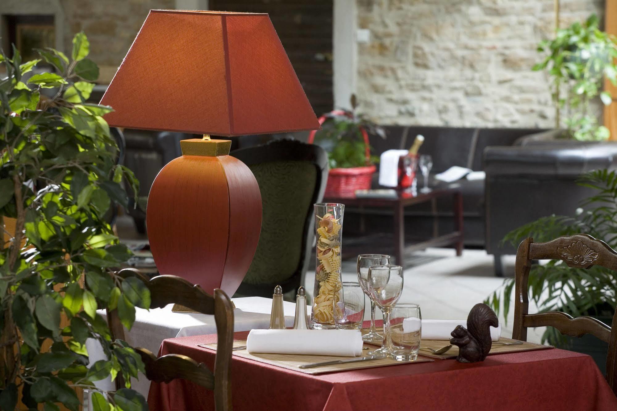 Logis Hotel Tante Yvonne & Son Restaurant Semi-Gastronomique - Lyon Nord Quincieux Bagian luar foto